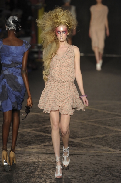 Vivienne Westwood โชว์ความน้อยใน London Fashion Week 2012 - Vivienne Westwood - London Fashion Week - แฟชั่นคุณผู้หญิง - แฟชั่นโชว์