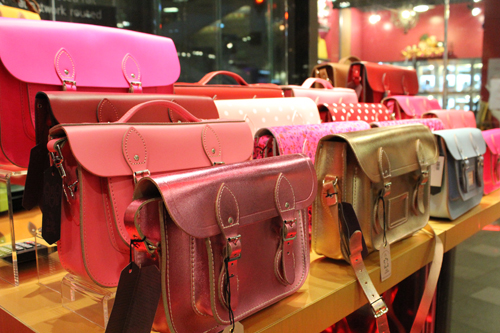 กระเป๋าทรง Satchel มีเสน่ห์สุดคลาสสิก สไตล์อังกฤษ