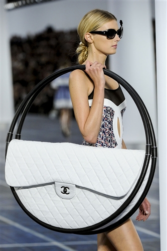 Chanel กับกระเป๋าทรงฮูลาฮูป - แฟชั่น - แฟชั่นคุณผู้หญิง - เคล็ดลับ - อินเทรนด์ - Celeb Style - แฟชั่นวัยรุ่น - ความงาม - กระเป๋า - แฟชั่นโชว์
