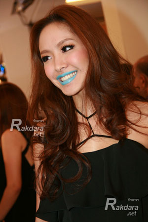 น้ำชา กับ ลิปสติกสีฟ้า