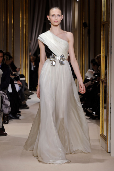 20 ชุดแต่งงานสวยที่คุณต้องชม!! - Elie Saab Couture - J. Mendel - Giambattista Valli C - Reem Acra - Marchesa - Alexander McQueen - Valentino Couture - Oscar de la Renta - แฟชั่นแต่งงาน - stylebistro