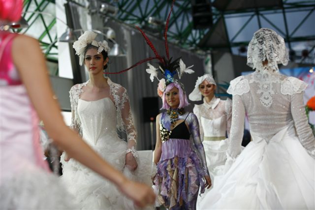แฟชั่นชุดวิวาห์ Carnival of Love จุดประกายไอเดียแปลกใหม่งานวิวาห์ของหนุ่มสาววันนี้ - แฟชั่น - ชุดวิวาห์