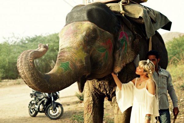 Ulrikke Lund hoang dã cùng chú voi Rupa ở Ấn Độ - Ulrikke Lund - Thời trang nữ - Người mẫu - Tư vấn - Hình ảnh