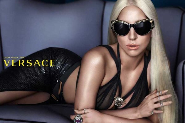 Lady Gaga cực sành điệu cùng dòng kính Xuân/Hè 2014 mang tên Studs Ladies của Versace