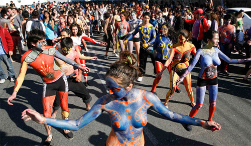 นักเต้นแซมบ้าชิลี คึกคัก เปลือยเต้า เพ้นท์ตัว ร่วมงานเทศกาลประจำปี