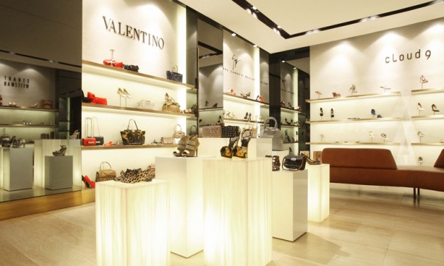 ช็อปปิ้งครบทุกแบรนด์ระดับโลก 'รองเท้า'ละลานตา สวยคละสไตล์ - ช็อปปิ้ง - แบรนด์ระดับโลก - รองเท้า - สุดหรู - แฟชั่นนิสต้า - Valentino - เซ็นทรัล ชิดลม - Shoe-ciety