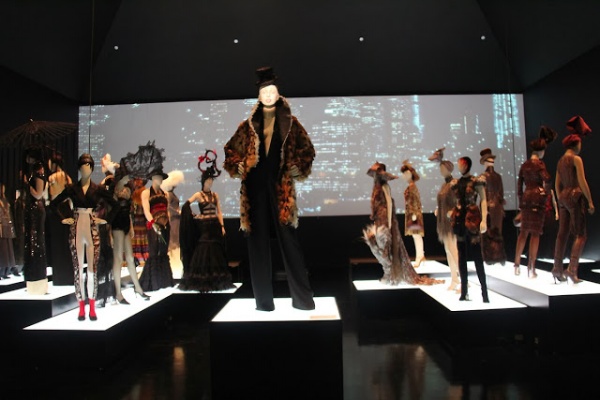 Buổi triễn lãm thời trang tuyệt vời của Jean-Paul Gaultier tại bảo tàng Brooklyn - Jean-Paul Gaultier - Nhà thiết kế - Thư viện ảnh - Triễn lãm thời trang - Tin Thời Trang