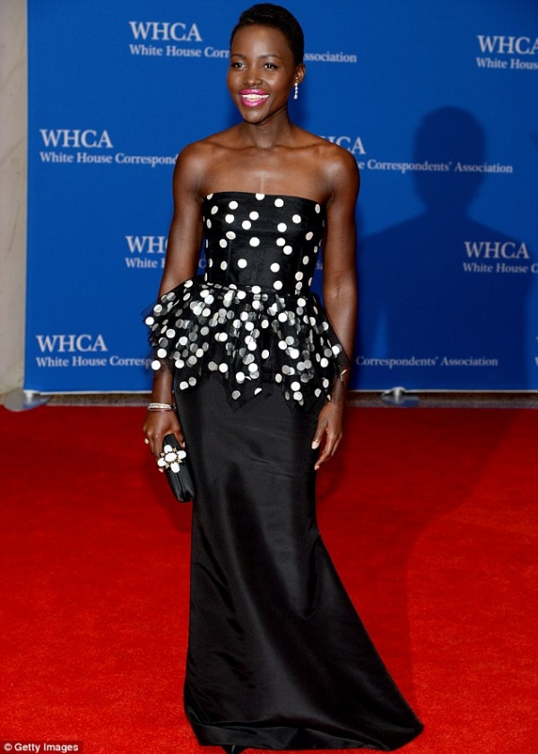 Lupita Nyong'o duyên dáng đầm Oscar de la Renta tại sự kiện White House Correspondents' Dinner 2014 - Lupita Nyong'o - Oscar de la Renta - Sao - Phong Cách Sao - Thư viện ảnh - Hình ảnh