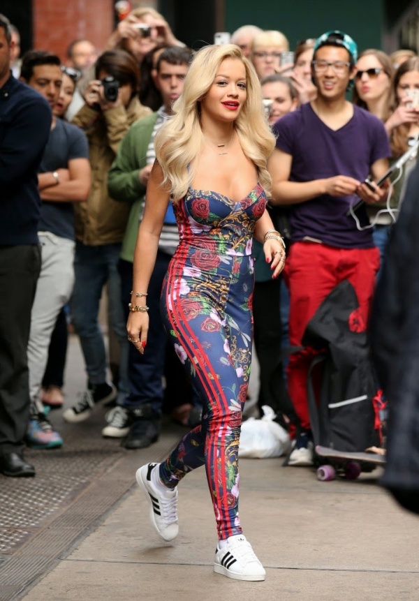 Rita Ora diện jumpsuit  gợi cảm xuống phố New York khoe dáng - Sao - Thư viện ảnh - Phong Cách Sao - Hình ảnh - Rita Ora - Adidas - Xuống phố