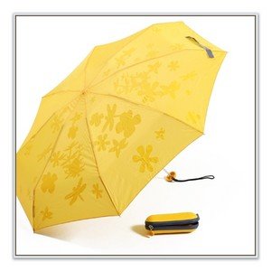 על מטריות ומנדרינות: המטריה המתקפלת של מנדרינה דאק