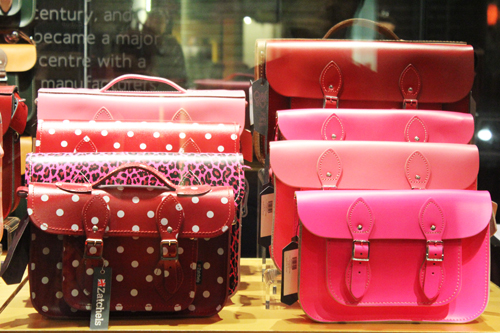 กระเป๋าทรง Satchel มีเสน่ห์สุดคลาสสิก สไตล์อังกฤษ