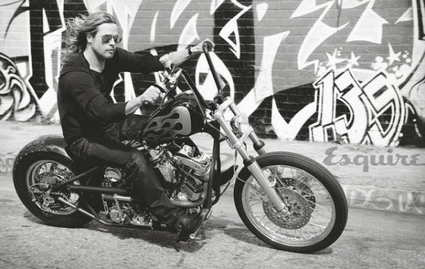 Brad Pitt lãng tữ với tóc dài bồng bềnh trên tạp chí Esquire Mỹ tháng 6&7 - Brad Pitt - Phong Cách Sao - Tin Thời Trang