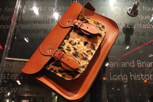 กระเป๋าทรง Satchel มีเสน่ห์สุดคลาสสิก สไตล์อังกฤษ - กระเป๋า - กระเป๋าทรง Satchel - กระเป๋าสไตล์อังกฤษ - The British Satchel - กระเป๋าแบบคลาสสิก