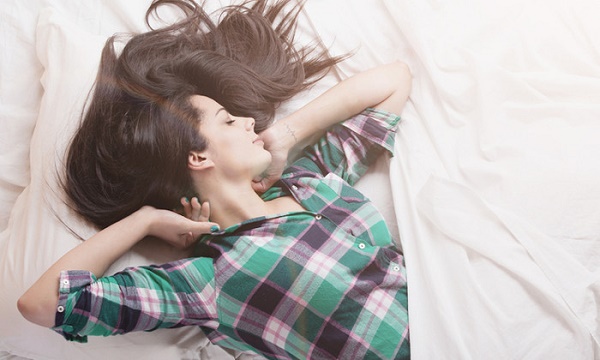 9 วิธีทำสวยให้ผมก่อนนอน ตื่นปุ๊บสวยปั๊บ - ทรงผม - เคล็ดลับ - สุขภาพ