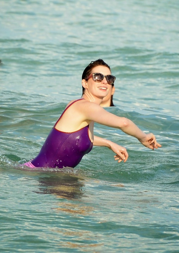 Anne Hathaway khoe chân dài cùng quần hotpants hồng của Chanel tại biển Miami - Sao - Phong Cách Sao - Hình ảnh - Thư viện ảnh - Anne Hathaway - Chanel