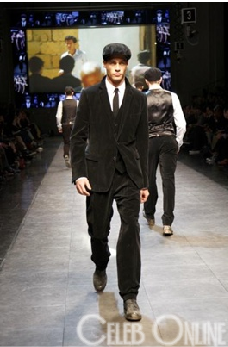 หนุ่มเคร่งขรึมดุดันสไตล์อาร์มี่ ครองแคตวอล์ก 2010/2011 - นางแบบ - แฟชั่น