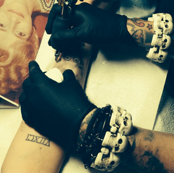 Miley Cyrus khoe hình xăm phát họa chân dung bà - Miley Cyrus - Phong Cách Sao - Hình xăm - Tattoos