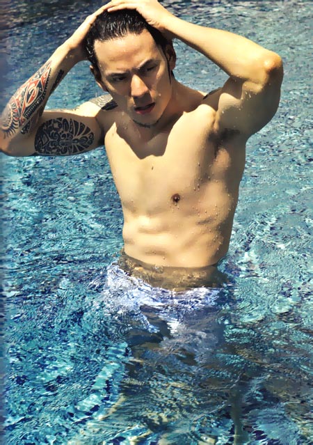 หนุ่มแทคในมาดสปอร์ตแมน จากนิตยสาร men's health - นิตยสาร - หุ่นเฟิร์ม - กีฬาทางน้ำ - ซิกแพคแน่น - แทค ภรัณยู - men's health - แฟชั่น