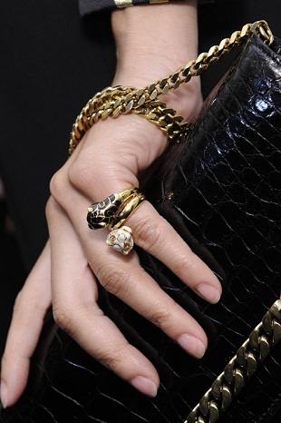 Clutch on me โฉบเฉี่ยวไม่ตกเทนด์ด้วยกระเป๋าถือสุดเก๋ - แฟชั่นคุณผู้หญิง - รองเท้า - Accessorize - CK Calvin Klein - Gucci - Jimmy Choo - Prada