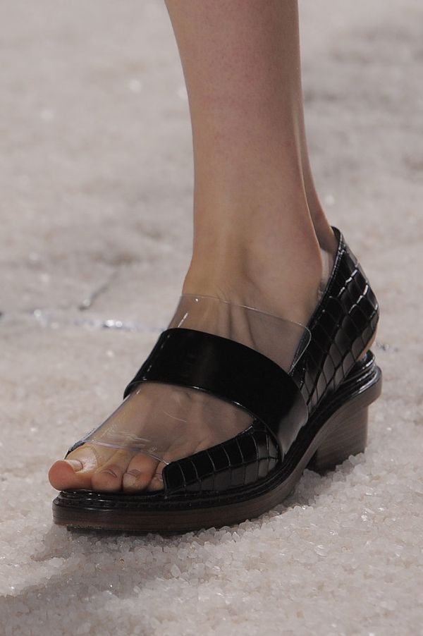 เทรนด์รองเท้าจากรันเวย์ New York Fashion Week Spring 2014 - แฟชั่น - รองเท้า - แฟชั่นคุณผู้หญิง - เทรนด์ใหม่ - อินเทรนด์ - แฟชั่นรองเท้า - Tory Burch - Rodarte - Vera Wang - Oscar de la Renta - Donna Karan - Marc Jacobs - 3.1 Phillip Lim - Tommy Hilfiger