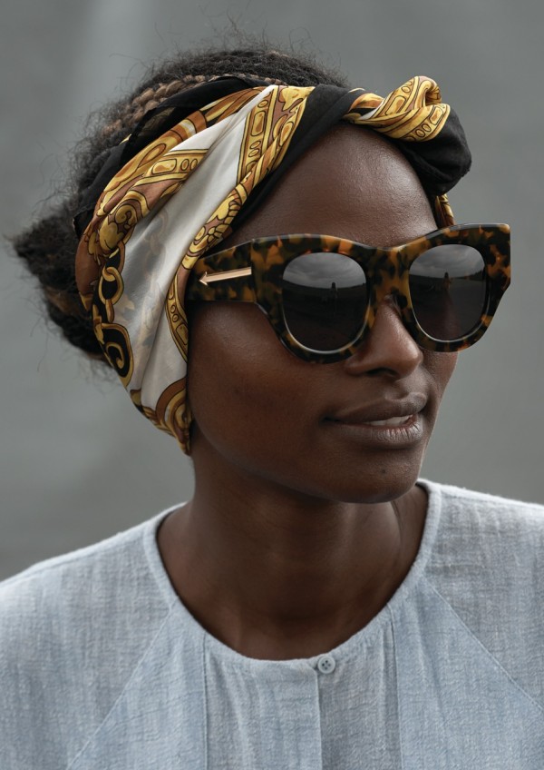 Nghệ sỹ người Kenya hóa thành người mẫu quảng cáo BST mắt kính xuân hè 2014 của Karen Walker