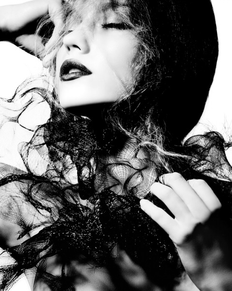 Liza Yermalovich khoe thân hình nóng bỏng trên Fashion Gone Rogue - Liza Yermalovich - Người mẫu - Tạp chí thời trang
