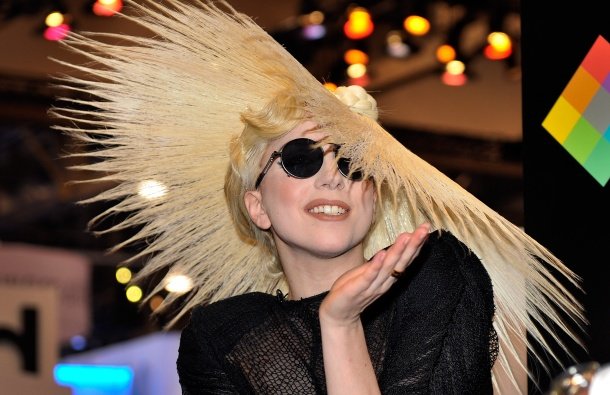 Lady Gaga sa šeširom od kose