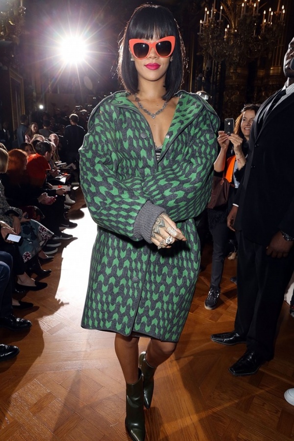 Ngắm xì tai của Rihanna xuyên suốt Tuần lễ thời trang Paris Thu/Đông 2014 [PHOTOS] - Sao - Phong Cách Sao - Thời trang - Hình ảnh - Thư viện ảnh - Paris - Thu/Đông 2014 - Chanel - Dior - Balmain - Lanvin - Givenchy - Miu Miu - Stella McCartney