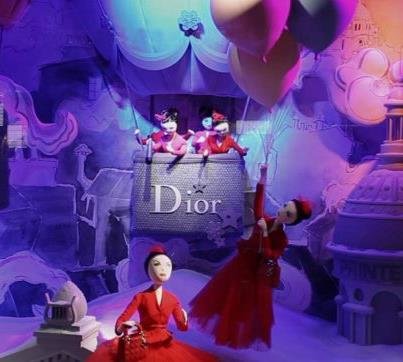 A Dior megnyitotta a karácsonyi kirakatait a Printemps luxusáruházban [VIDEÓ]