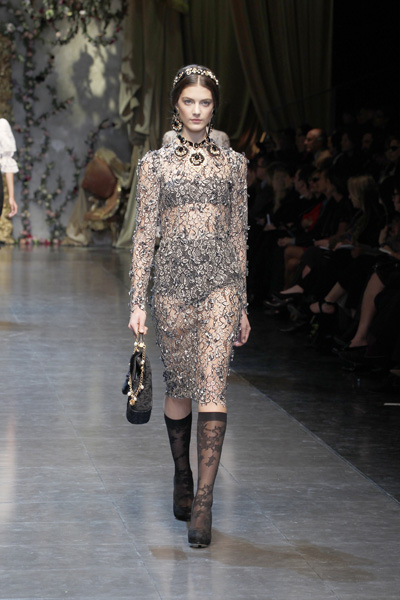 หรูหรา สะท้อนอารมณ์ความเป็นหญิงกับแฟชั่นเสื้อผ้า ของ Dolce & Gabbana - Dolce & Gabbana - คอลเลคชั่นล่าสุด - แฟชั่นเสื้อผ้า - แบรนด์เนม - ซีทรู ผ้าลูกไม้ - เสื้อผ้าผู้หญิง - แฟชั่นโชว์