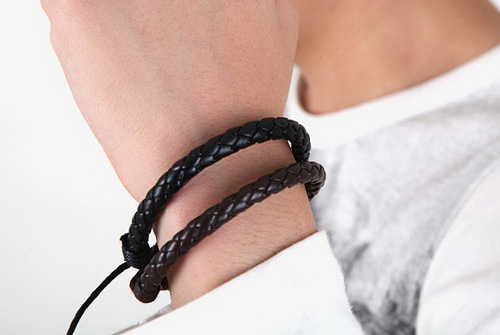 ไอเทมสุดเท่! "สร้อยข้อมือ" สำหรับหนุ่ม ๆ ทุกไลฟ์สไตล์ - เครื่องประดับ - แฟชั่นคุณผู้ชาย - สร้อยข้อมือ - ไอเทมสุดเท่ - สร้อยข้อมือสายโลหะ - สร้อยข้อมือสายหนัง - สร้อยข้อมือเชือกถัก