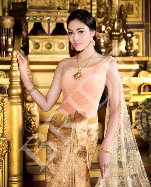 ชุดไทยประยุกต์ กับ สาวหน้าไทย ปุ๊กลุ๊ก ฝนทิพย์ - Bride Magazine - แฟชั่นแต่งงาน - ฝนทิพย์ วัชรตระกูล - ชุดไทย