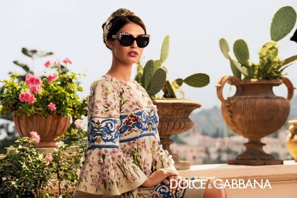 Bianca Balti sành điệu cùng thời trang kính Dolce & Gabbana Xuân/Hè 2014 [PHOTOS]