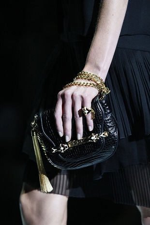 Clutch on me โฉบเฉี่ยวไม่ตกเทนด์ด้วยกระเป๋าถือสุดเก๋ - แฟชั่นคุณผู้หญิง - รองเท้า - Accessorize - CK Calvin Klein - Gucci - Jimmy Choo - Prada