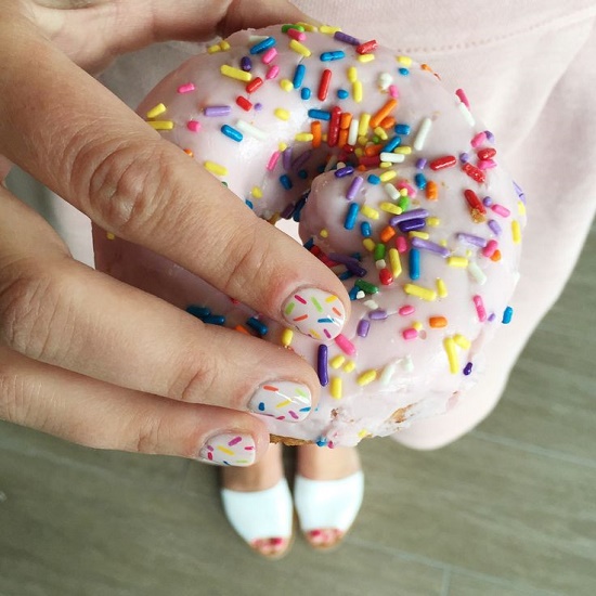 น่ารักน่าชัง!! เติมความหวานให้เล็บสวยด้วย ‘Sprinkle Donut’ สุดคิ้วท์กัน!! - เพ้นท์เล็บ - เพ้นท์เล็บ สไตล์ใหม่ - เทรนด์ใหม่ - อินเทรนด์