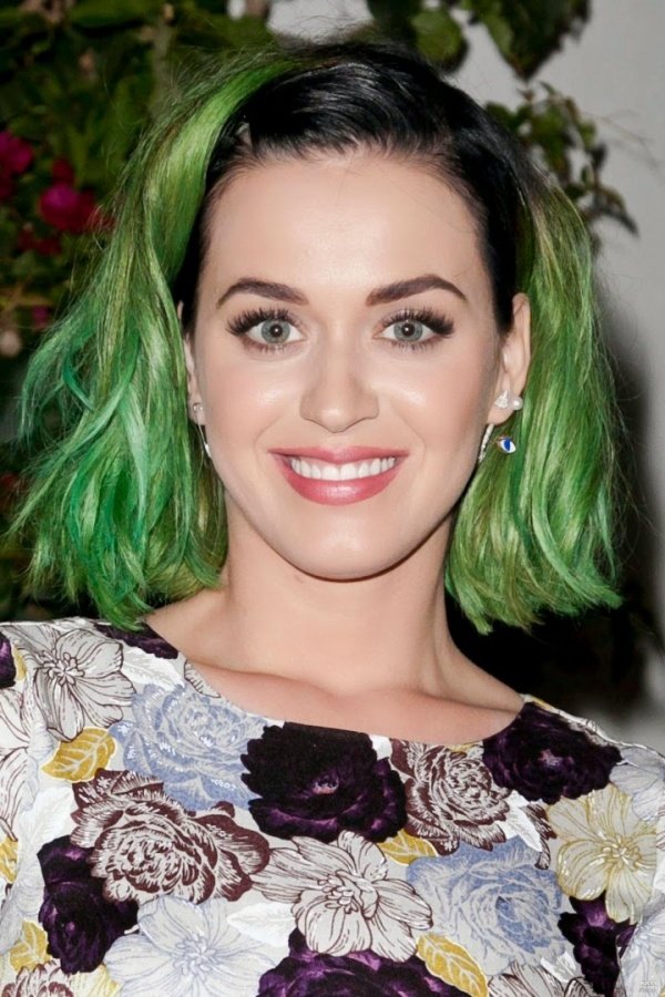 Katy Perry diện tóc giả xanh chói mắt tại họp báo của Marianne Williamson