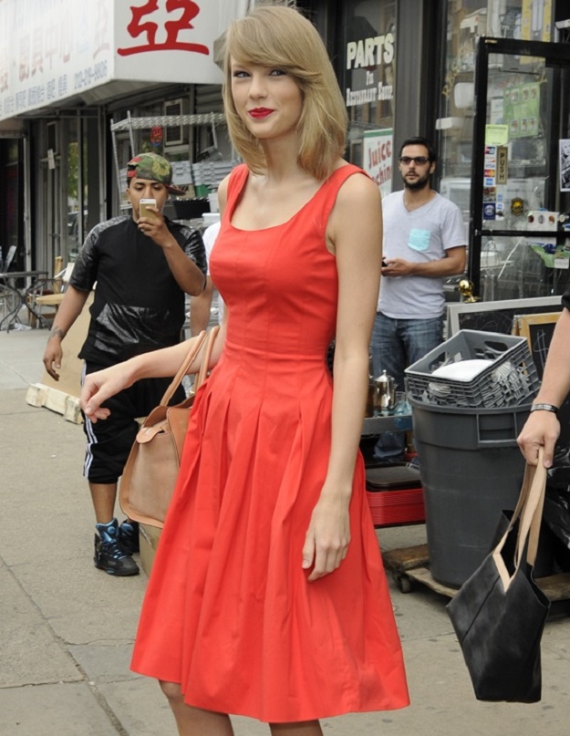 รวมแฟชั่นชุดเดรสสีแดงจาก "  Taylor Swift " - Celeb Style - แฟชั่นคุณผู้หญิง - เทรนด์ใหม่