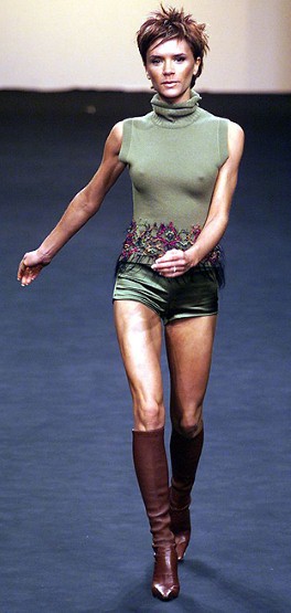 Chiêm ngưỡng vẻ đẹp theo cùng năm tháng của Victoria Beckham - Sao - Thời trang nữ