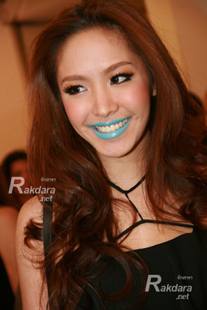 น้ำชา กับลิปสติกสีฟ้า