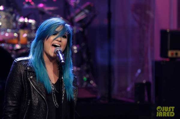 Demi Lovato cá tính với màu tóc xanh mới - Demi Lovato - Tóc - Sao - Phong Cách Sao