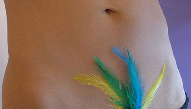 Nova modna ludost: Ukrašavanje bikini zone perjem