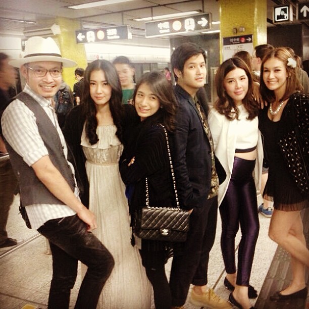 ท่องราตรีเบา ๆ ลั้ลลา ที่ฮ่องกง ของเอมี่-นุ่นและพองเพื่อน - Celeb Style - เอมี่ กลิ่นประทุม - นุ่น วรนุช - แฟชั่นดารา - เที่ยวฮ่องกง