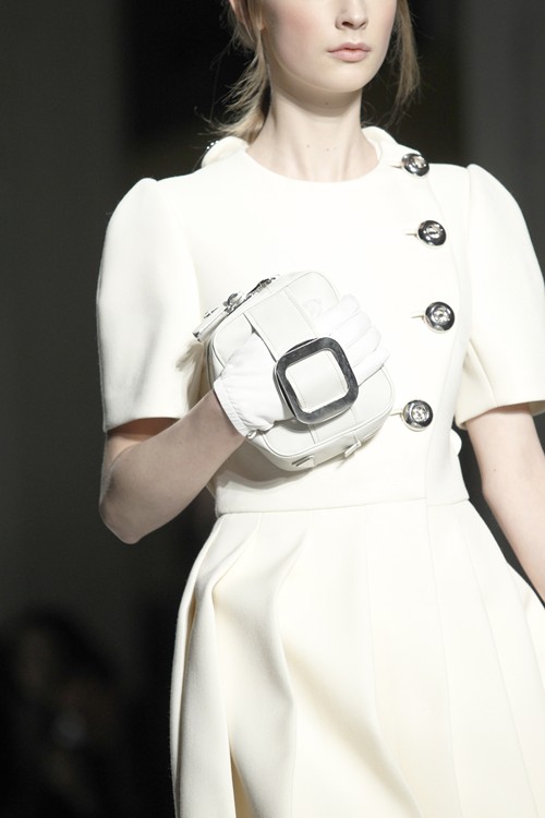 Clutch on me โฉบเฉี่ยวไม่ตกเทนด์ด้วยกระเป๋าถือสุดเก๋ - แฟชั่นคุณผู้หญิง - รองเท้า - Accessorize - CK Calvin Klein - Gucci - Jimmy Choo - Prada