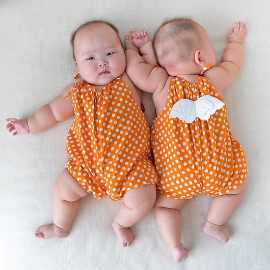คู่แฝดตัวน้อยวัย 8 เดือน - แฟชั่น - แฟชั่นเด็กผู้หญิง - แฝด - แฟชั่นฝาแฝด - ฝาแฝด - เทรนด์ใหม่ - อินเทรนด์ - ไอเดีย - การแต่งตัว - เทรนด์แฟชั่น