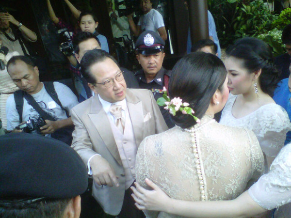 ยิ่งใหญ่อลังการ!! งานแต่งงาน ตั๊ก บงกช-เจ้าสัวบุญชัย - งานแต่งดารา - งานแต่งตั๊ก บงกช - เจ้าสัวบุญชัย - พิธีแต่งงานร่วมสมัย - แห่ขันหมาก - พิธีมงคลสมรส