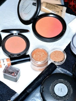 How to Highlight Cheekbones - Makeup - Highlight