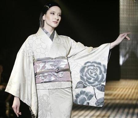 Denim kimonos, bold prints star at Tokyo fashion week