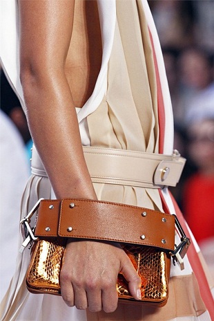 Clutch on me โฉบเฉี่ยวไม่ตกเทนด์ด้วยกระเป๋าถือสุดเก๋ - แฟชั่นคุณผู้หญิง - รองเท้า - Accessorize - CK Calvin Klein - Gucci - Jimmy Choo - Prada