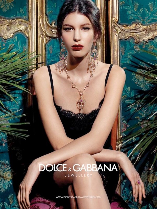Katie King quý phái cùng quảng cáo trang sức Baroque của Dolce & Gabbana [PHOTOS]