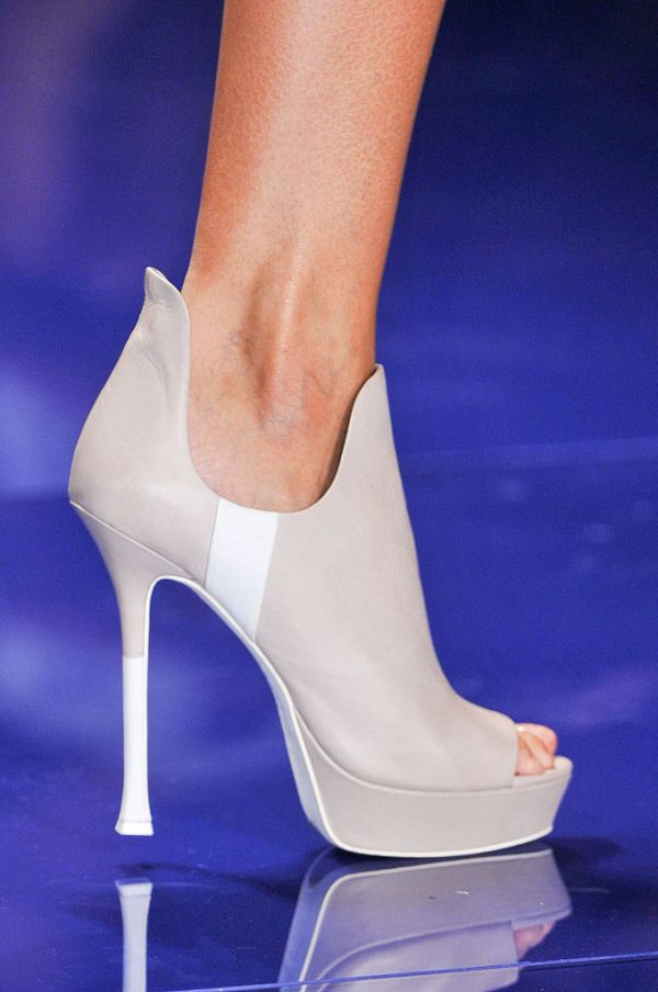 เทรนด์รองเท้าจากรันเวย์ New York Fashion Week Spring 2014 - แฟชั่น - รองเท้า - แฟชั่นคุณผู้หญิง - เทรนด์ใหม่ - อินเทรนด์ - แฟชั่นรองเท้า - Tory Burch - Rodarte - Vera Wang - Oscar de la Renta - Donna Karan - Marc Jacobs - 3.1 Phillip Lim - Tommy Hilfiger